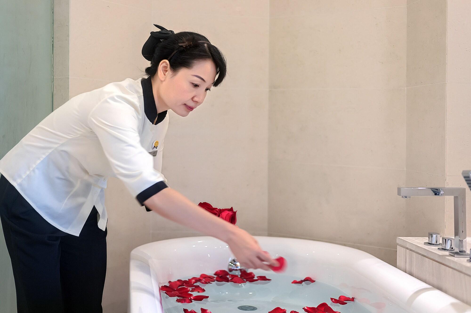 Отель Huaqiang Plaza Shenzhen, Enjoy Complimentary Mini Bar & Night Snack, Add Breakfast - Enjoy Complimentary Afternoon Tea