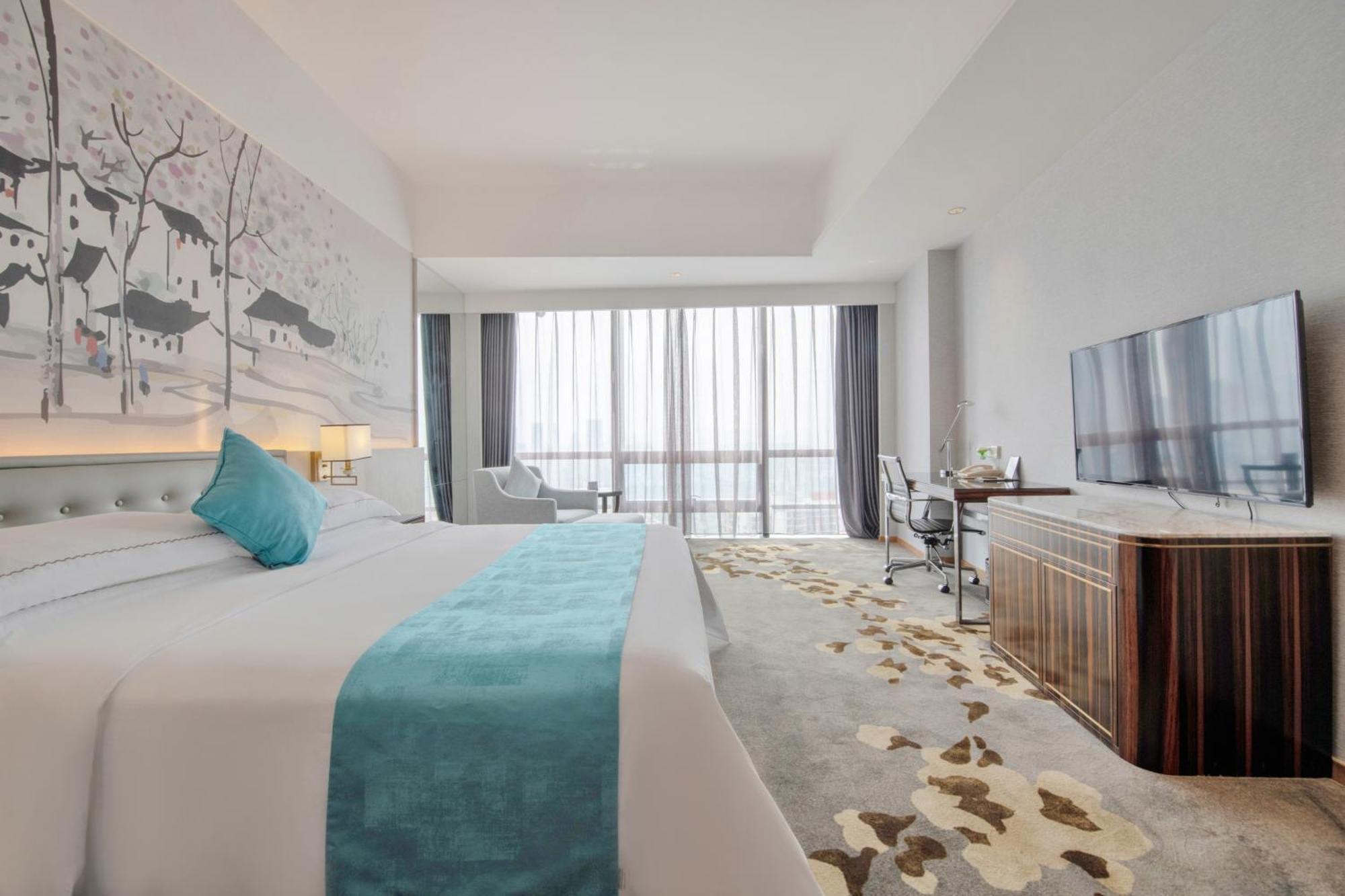Отель Huaqiang Plaza Shenzhen, Enjoy Complimentary Mini Bar & Night Snack, Add Breakfast - Enjoy Complimentary Afternoon Tea