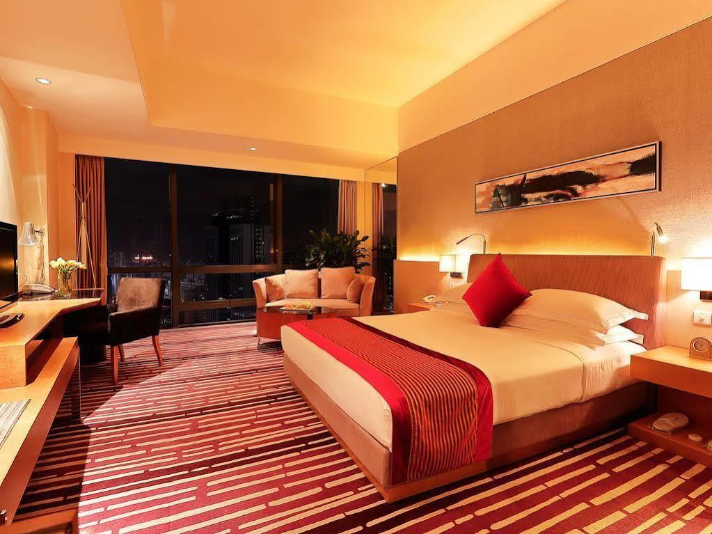 Отель Huaqiang Plaza Shenzhen, Enjoy Complimentary Mini Bar & Night Snack, Add Breakfast - Enjoy Complimentary Afternoon Tea 4*