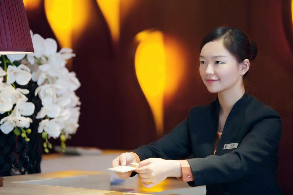 Отель Huaqiang Plaza Shenzhen, Enjoy Complimentary Mini Bar & Night Snack, Add Breakfast - Enjoy Complimentary Afternoon Tea 4*